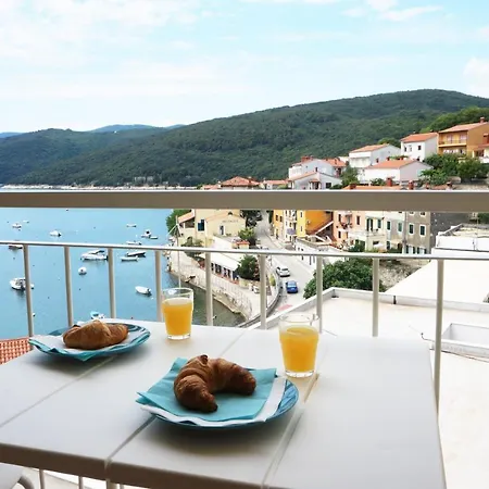 Layla - Intermezzo With Sea View In Center Of Apartment Rabac